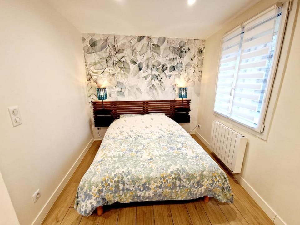 Bed, Photo of the whole room, Bedroom, internet