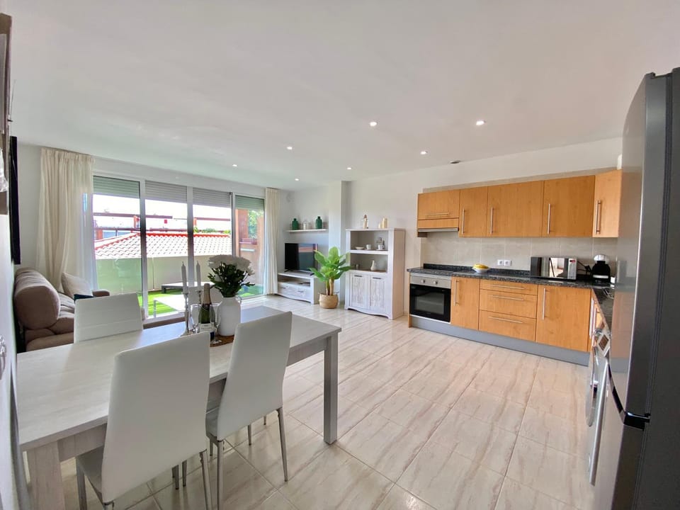 Coffee/tea facilities, Kitchen or kitchenette, Dining area, oven, toaster