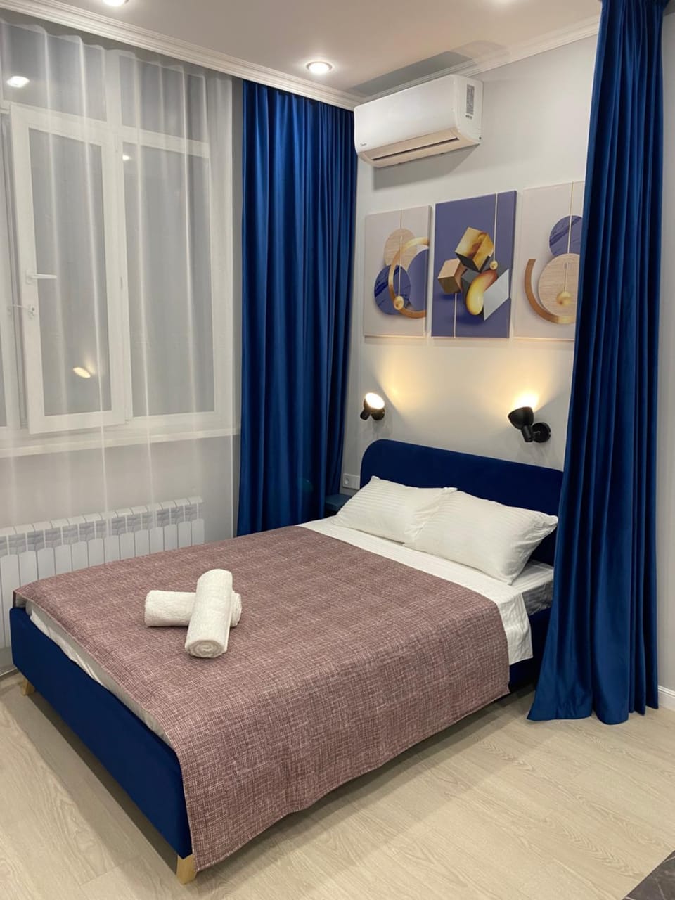 Bed, Bedroom, towels