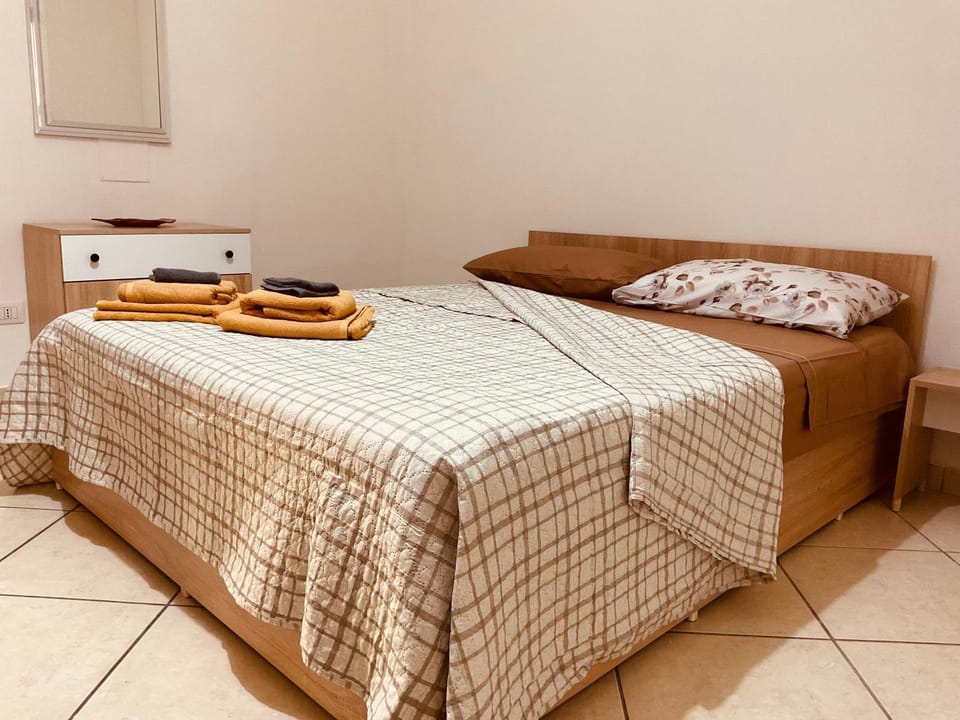 Bed, Bedroom, towels