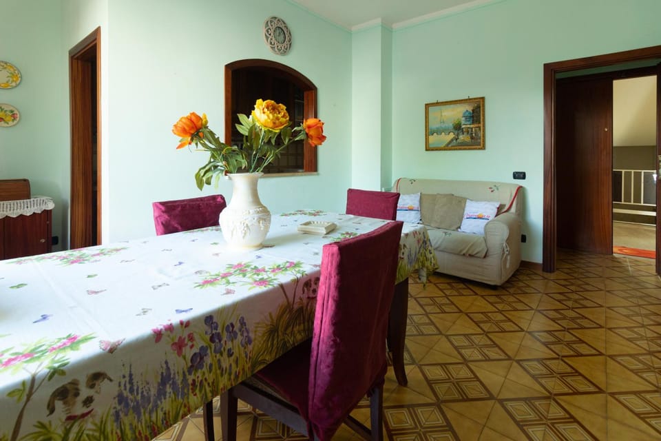 Bed, Living room, Photo of the whole room, Dining area