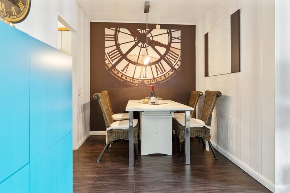 Seating area, Dining area