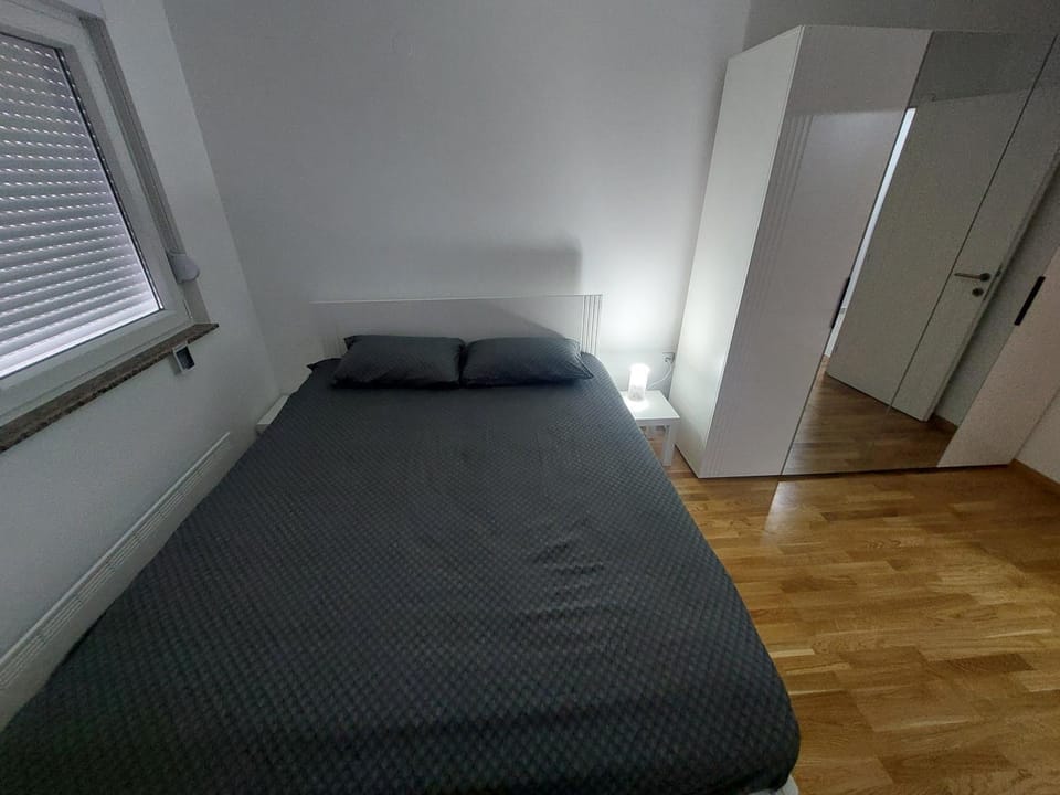 Photo of the whole room, Bedroom, wardrobe