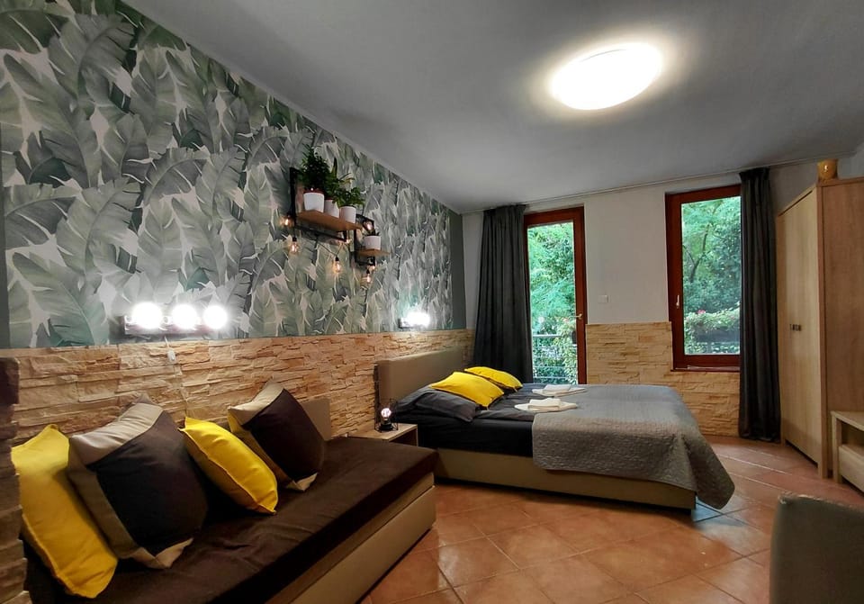 Bed, Living room, Photo of the whole room, Seating area, Bedroom