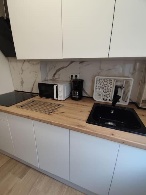 Coffee/tea facilities, Kitchen or kitchenette, stove