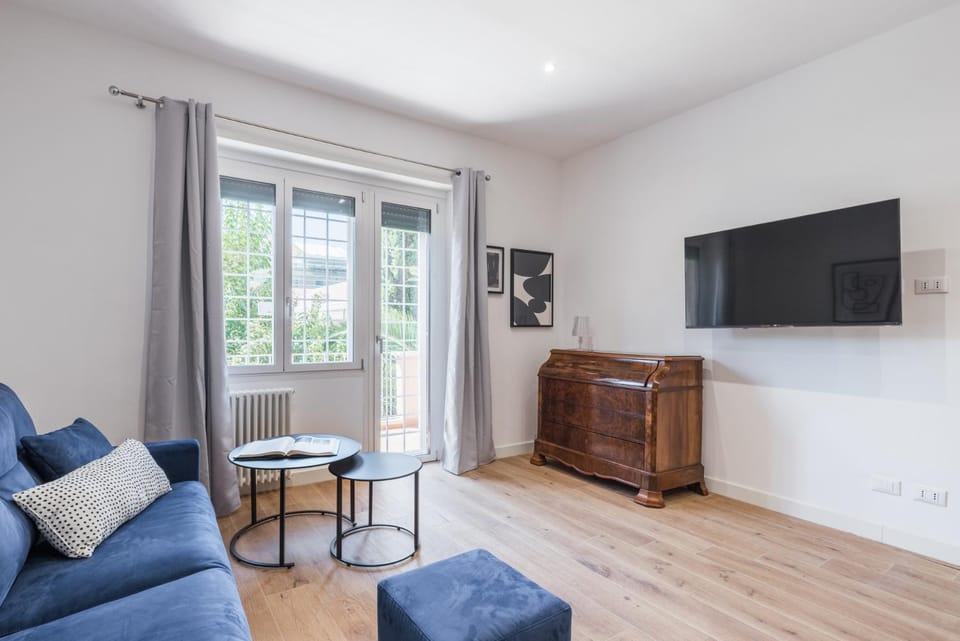 TV and multimedia, Living room, Seating area, Evening entertainment
