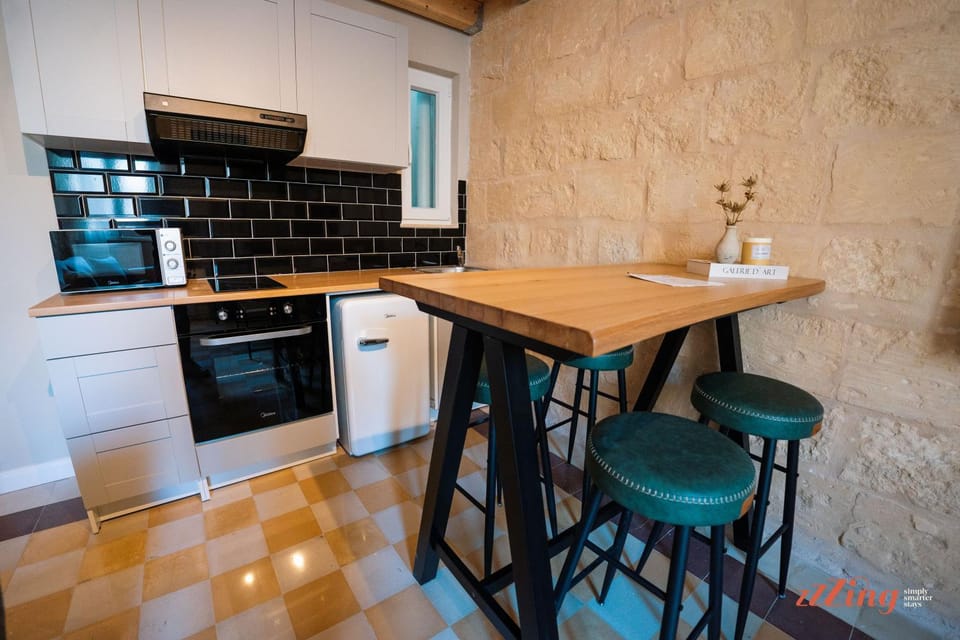 Kitchen or kitchenette, minibar, oven, stove