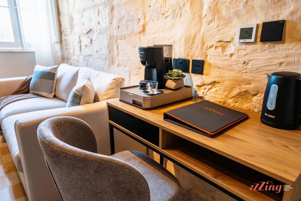 Coffee/tea facilities, Living room, Seating area