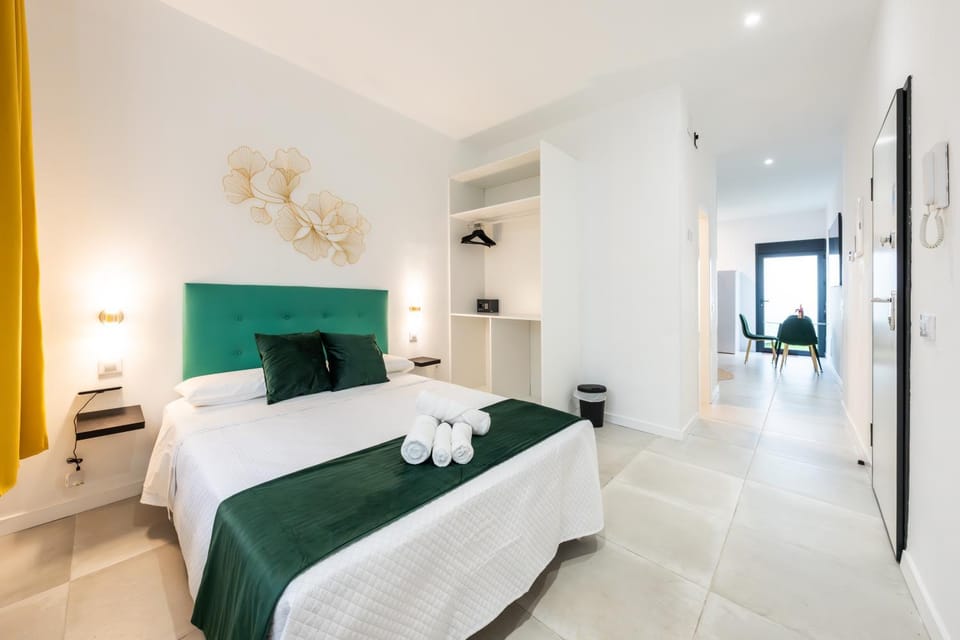 Bed, Photo of the whole room, Bedroom, towels