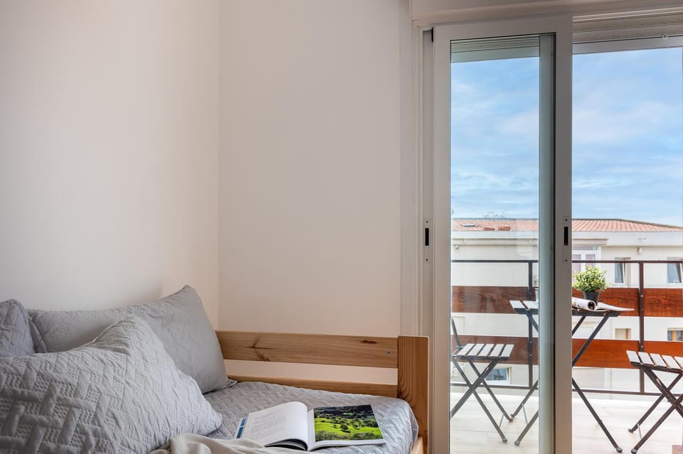 View (from property/room), Balcony/Terrace, Living room