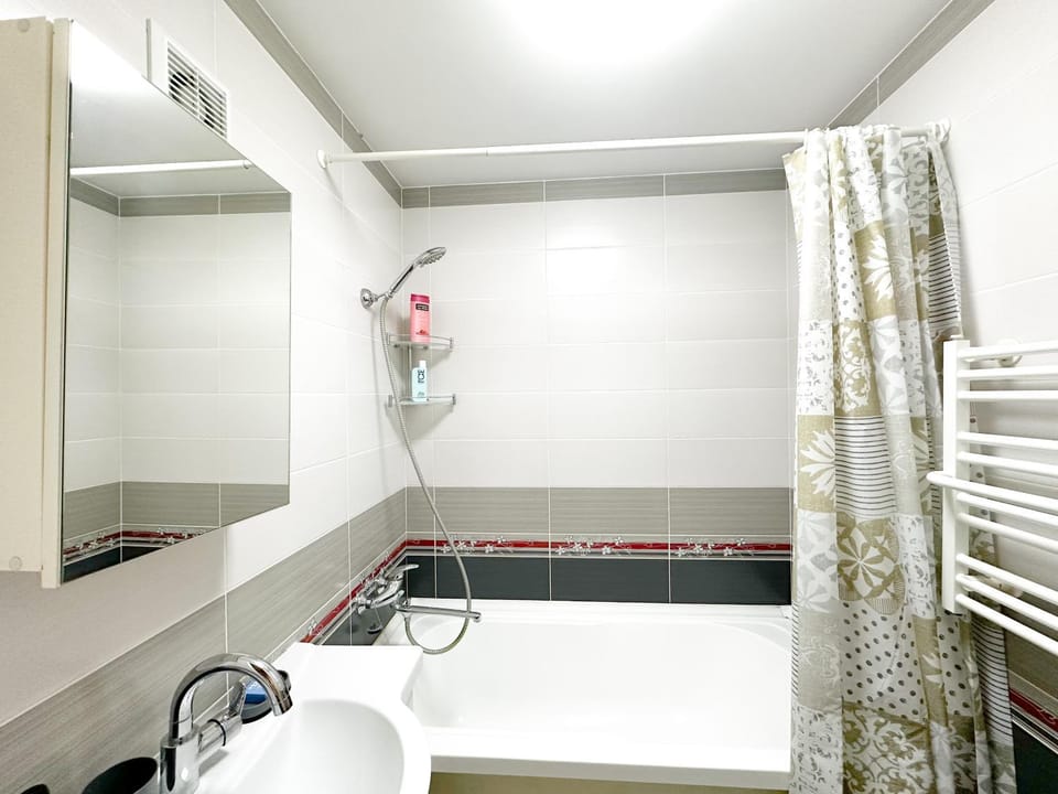 Shower, Bathroom, Bath, towels