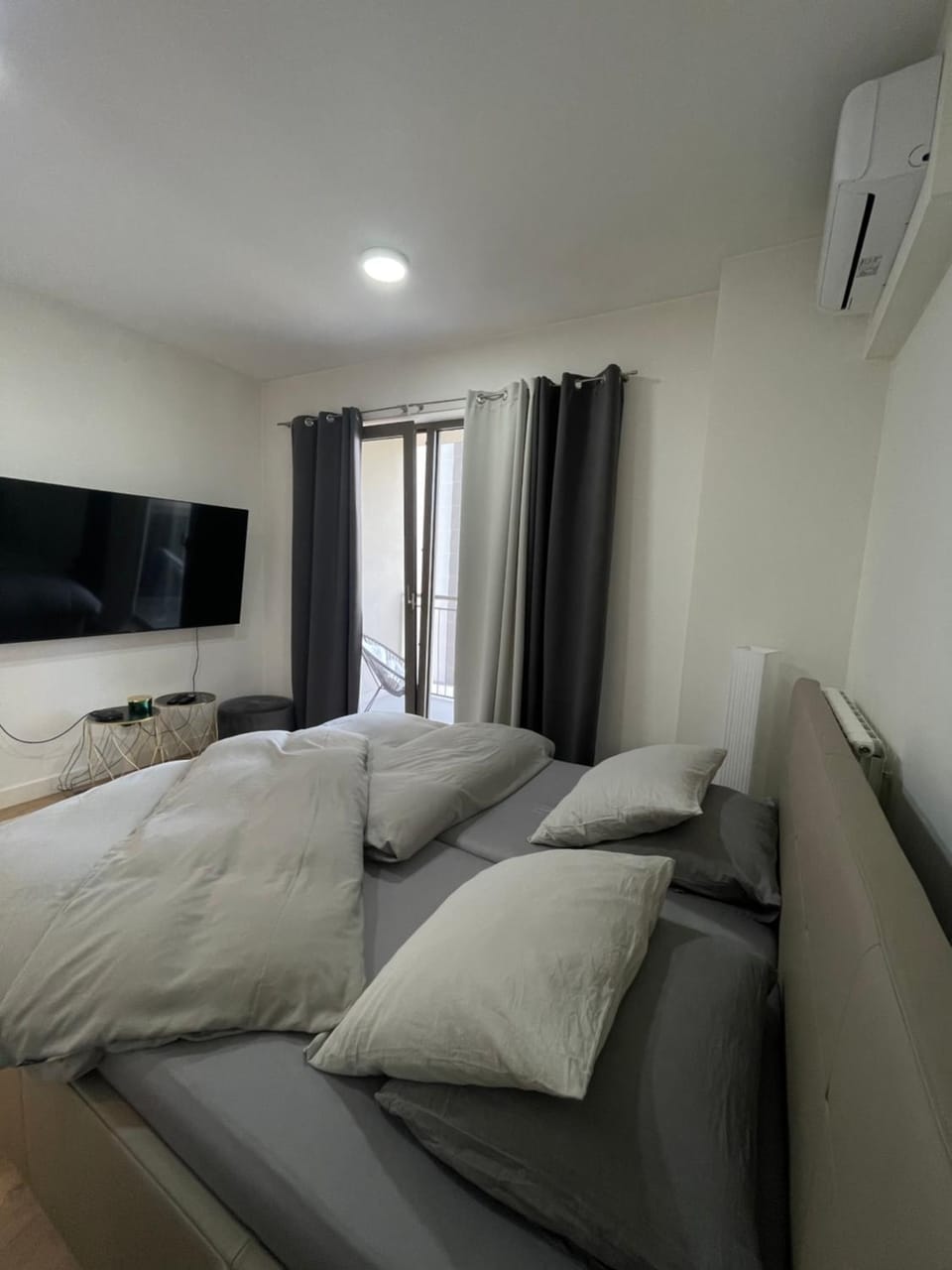 Bed, TV and multimedia, Bedroom, air conditioner