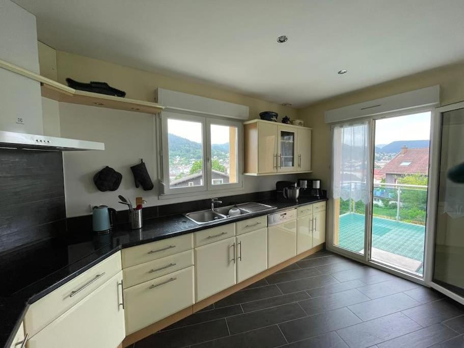 Kitchen or kitchenette, dishwasher, stove
