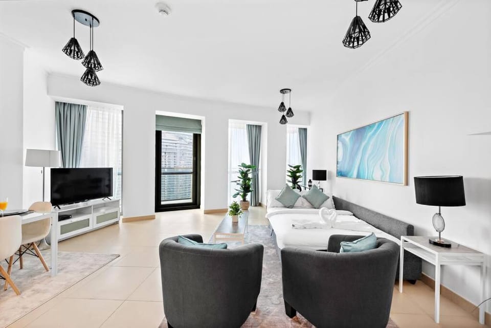 Skyline Views 2BR Near Burj Khalifa & Dubai Mall with Pool Access Apartment in Dubai