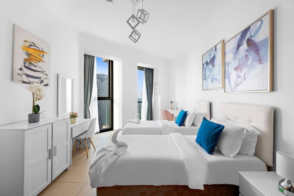 Skyline Views 2BR Near Burj Khalifa & Dubai Mall with Pool Access Apartment in Dubai
