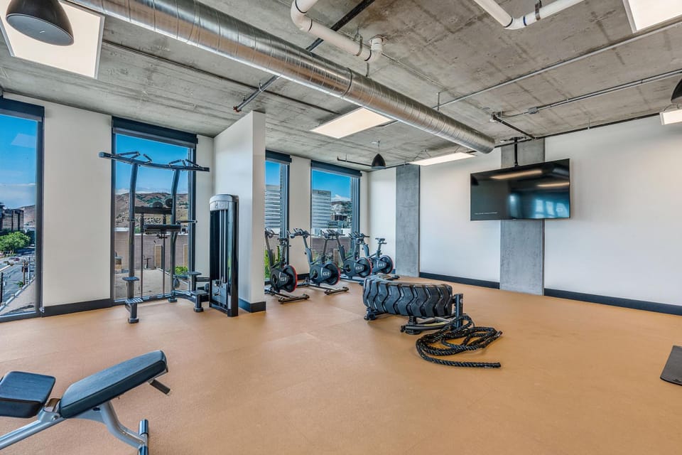 Downtown beauty-PoolHotTubGym-near SaltPalace-View Apartment in Salt Lake City