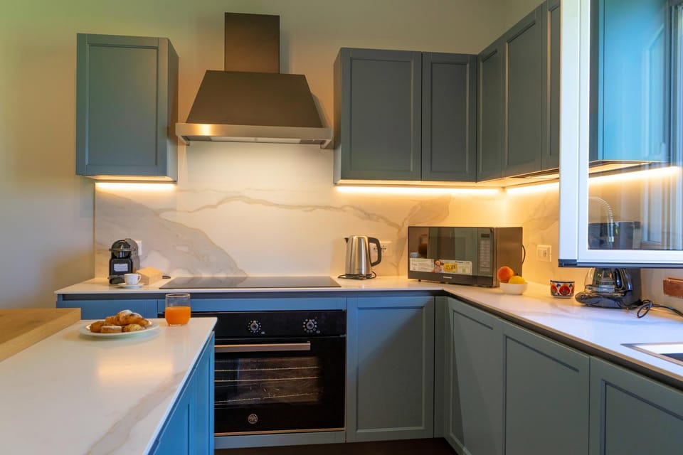 Coffee/tea facilities, Kitchen or kitchenette, microwave, oven, stove