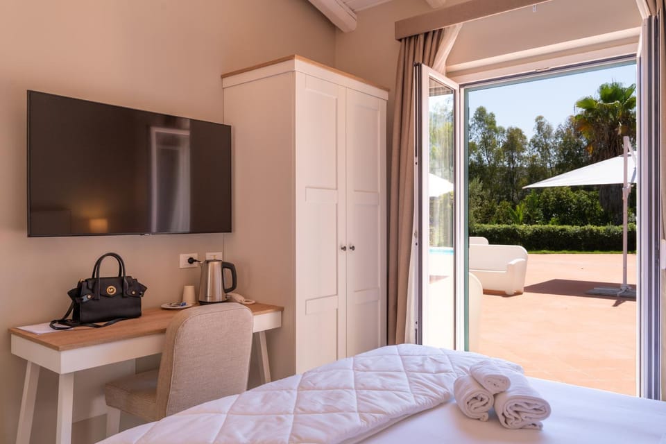 Patio, Bed, Day, Bedroom, towels