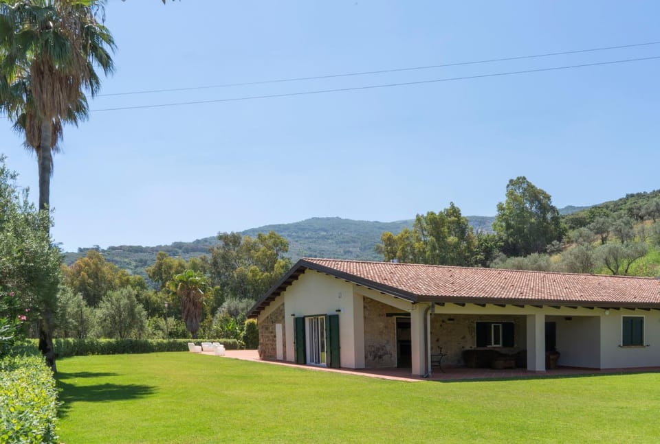 Property building, Day, Natural landscape, Garden, Garden view, Mountain view