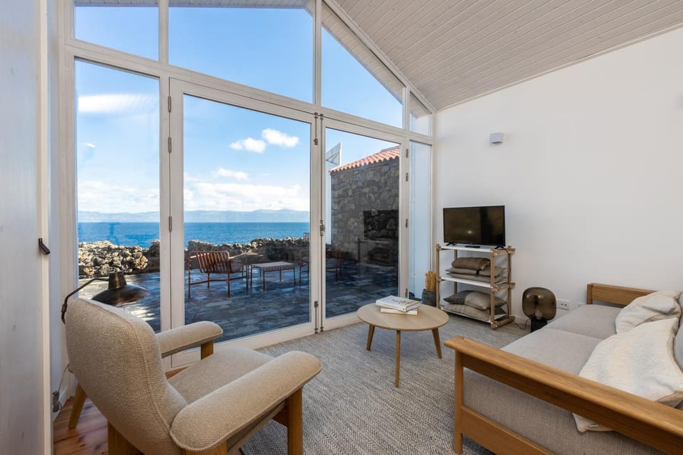 Communal lounge/ TV room, TV and multimedia, Seating area, Sea view