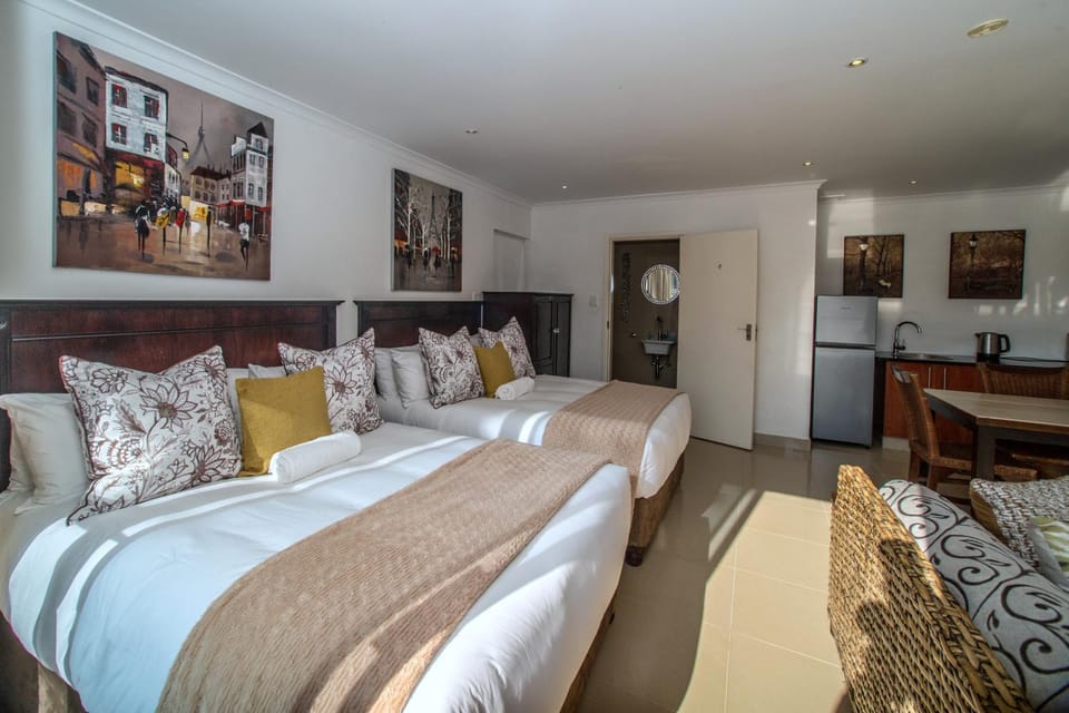 Bed, Kitchen or kitchenette, Photo of the whole room, Bedroom