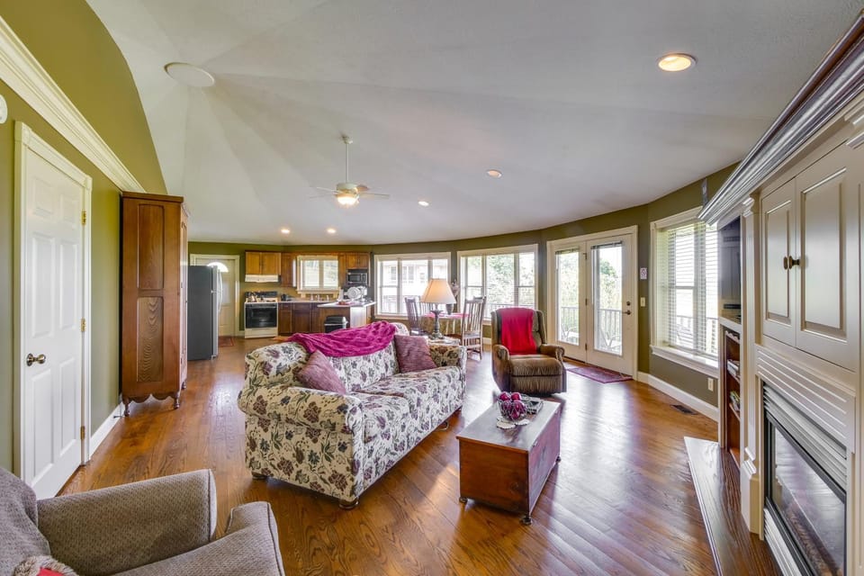 ~ 4 Mi to German Market: Millersburg Retreat House in Ohio
