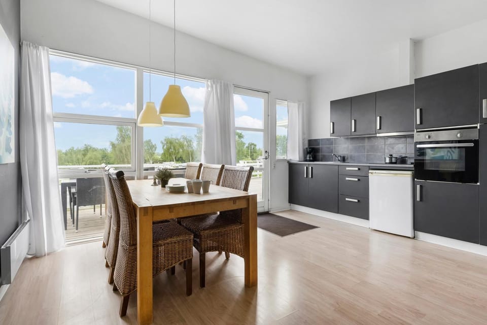 Kitchen or kitchenette, Dining area, oven