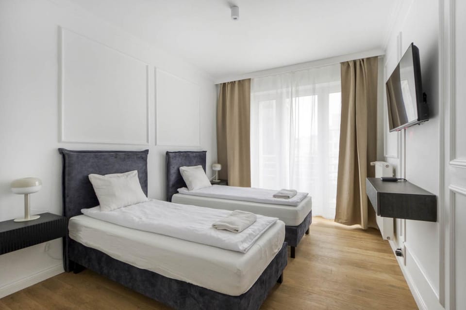 Bed, TV and multimedia, Photo of the whole room, Bedroom, towels