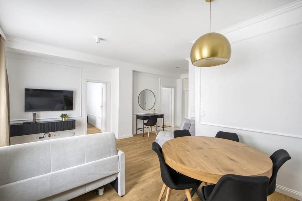 Communal lounge/ TV room, TV and multimedia, Living room, Photo of the whole room, Seating area, Dining area, Evening entertainment, Bedroom
