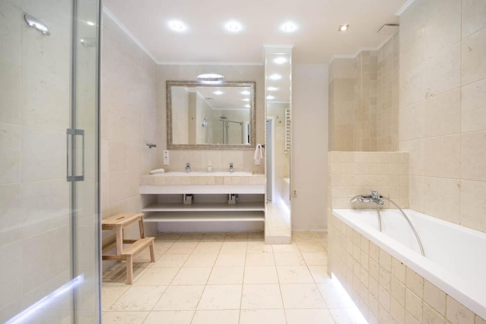 Shower, Toilet, Bathroom, Bath, towels