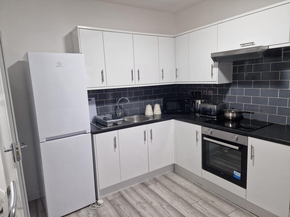 New Guest House, Individual Ensuite Rooms with Comfortable Double Beds, TV and WiFi Apartment in Luton