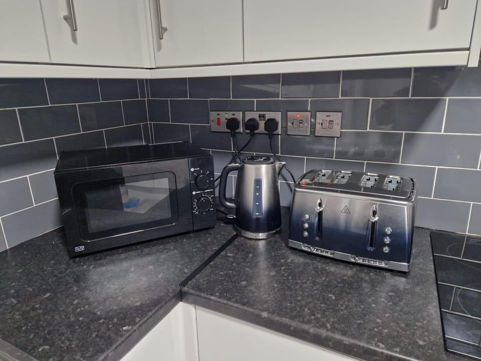 New Guest House, Individual Ensuite Rooms with Comfortable Double Beds, TV and WiFi Apartment in Luton