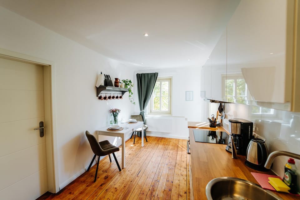 Coffee/tea facilities, Kitchen or kitchenette, Seating area, Dining area, Food, stove, kitchen