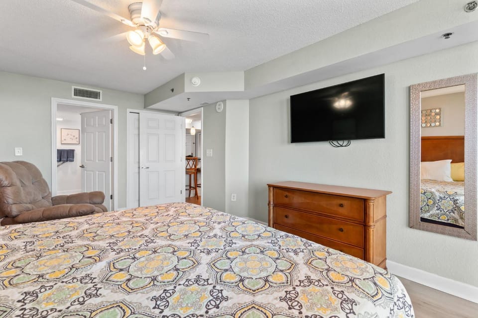 Bed, TV and multimedia, Photo of the whole room, Seating area, Bedroom