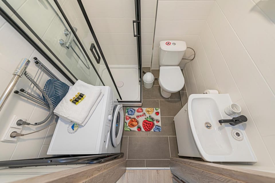Shower, Toilet, Bathroom, towels