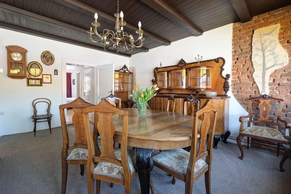 Seating area, Dining area