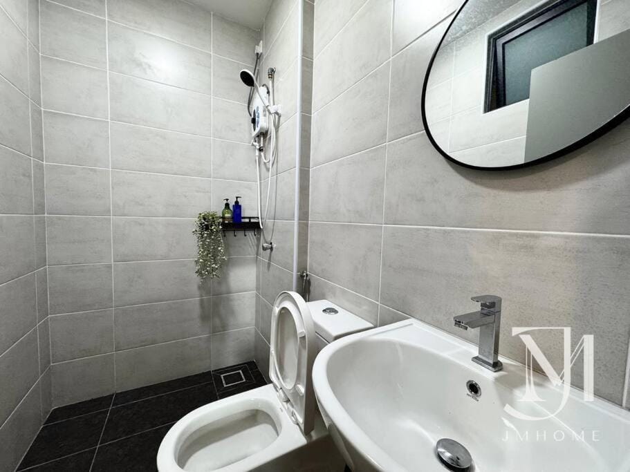 Parkland Batu11 2BR MRT Free Parking #22 Apartment in Negeri Sembilan, Malaysia