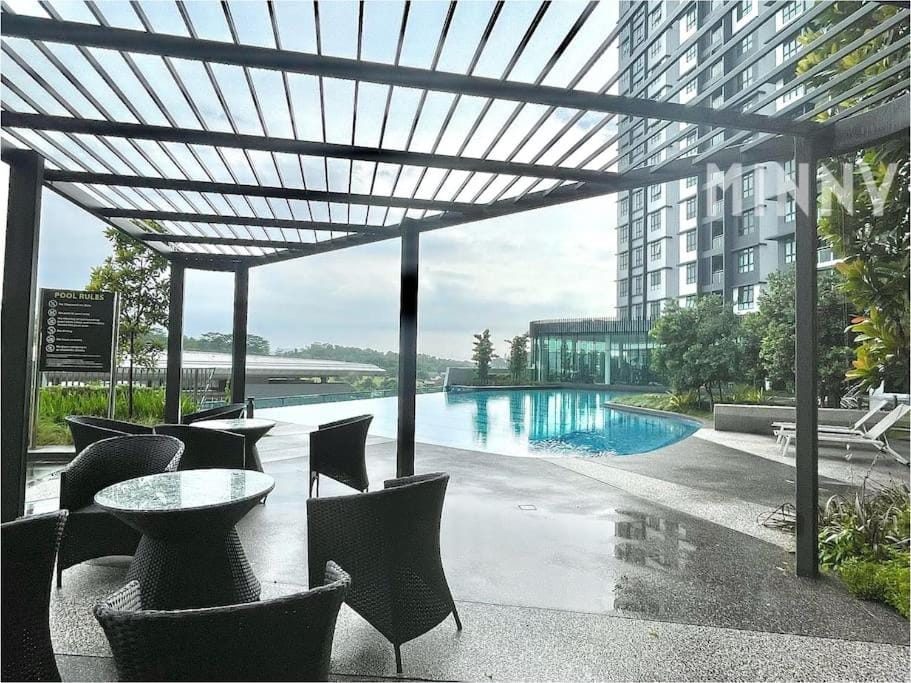 Parkland Batu11 2BR MRT Free Parking #22 Apartment in Negeri Sembilan, Malaysia