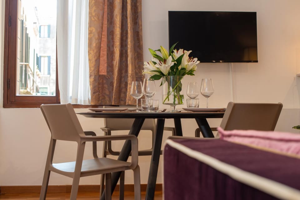 TV and multimedia, Living room, Seating area, Dining area