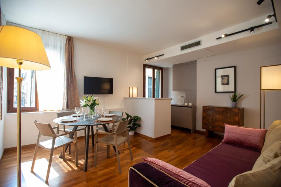 TV and multimedia, Kitchen or kitchenette, Living room, Seating area, Dining area