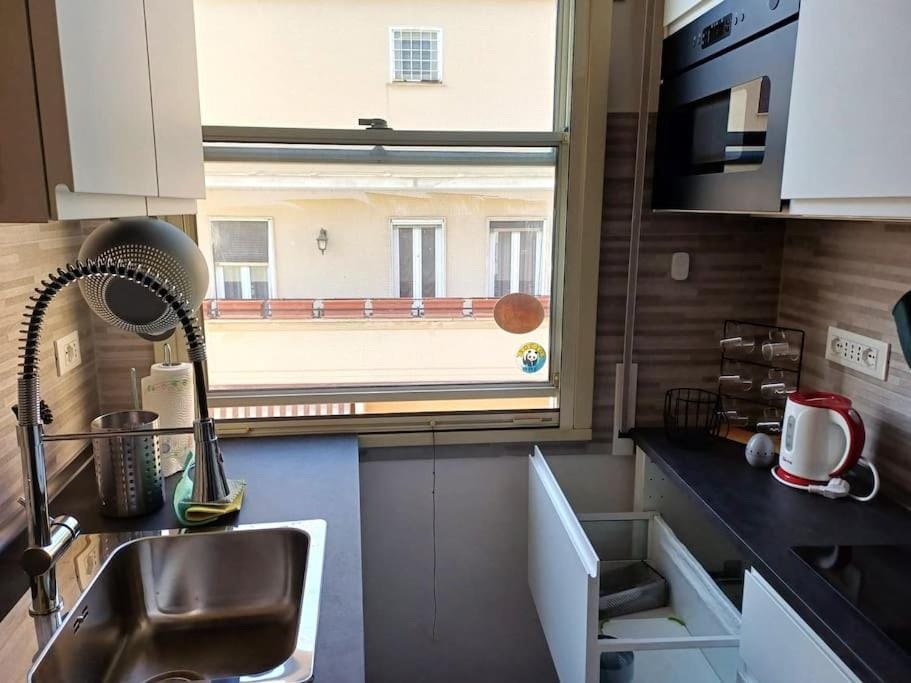 Kitchen or kitchenette, Dining area, stove