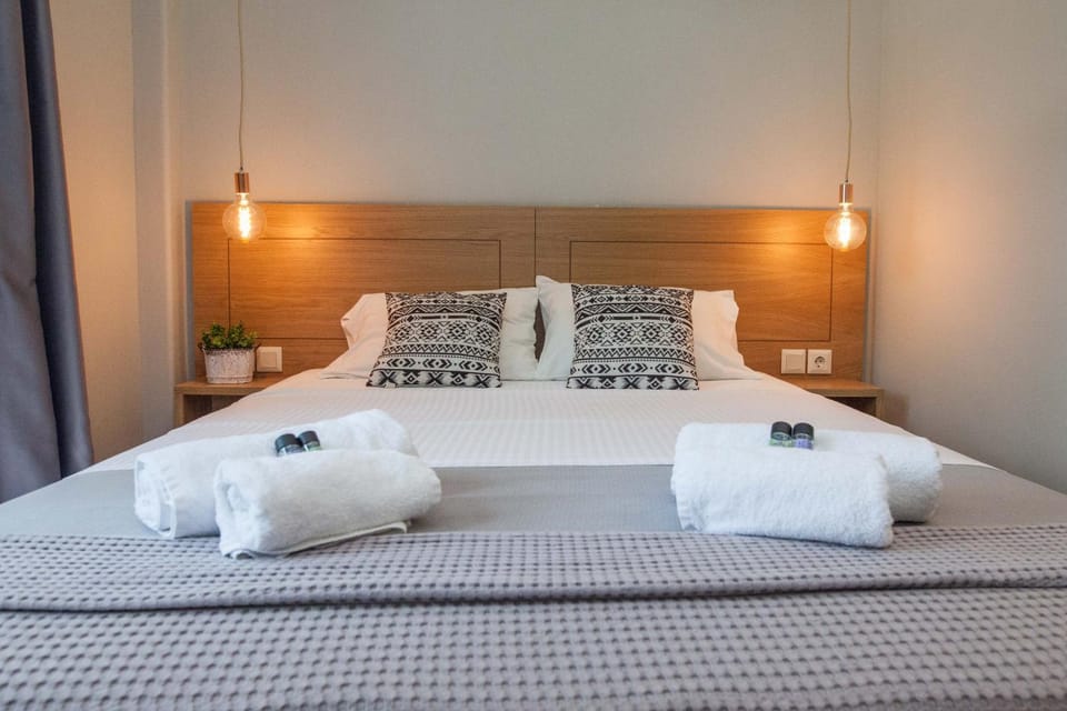 Bed, Bedroom, towels