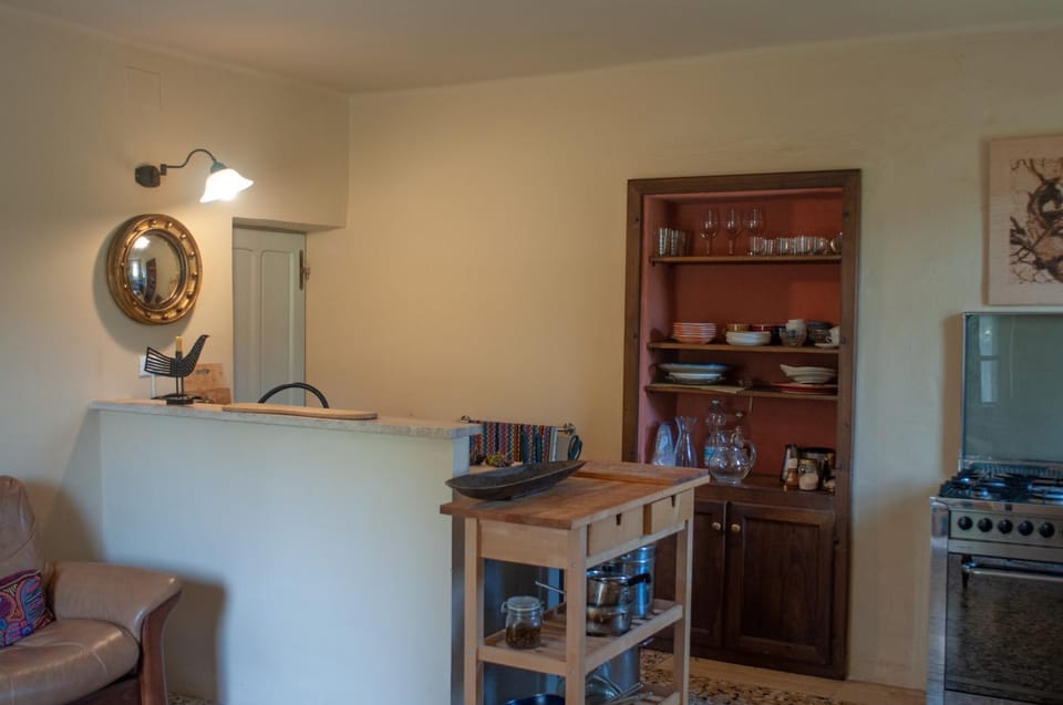 Coffee/tea facilities, oven, stove