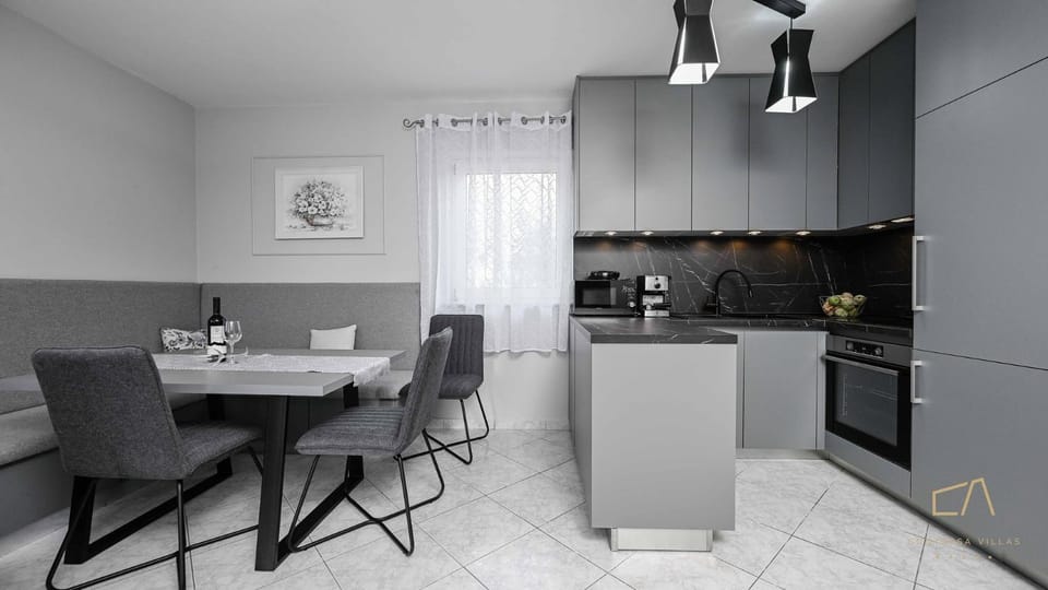 Kitchen or kitchenette, Dining area