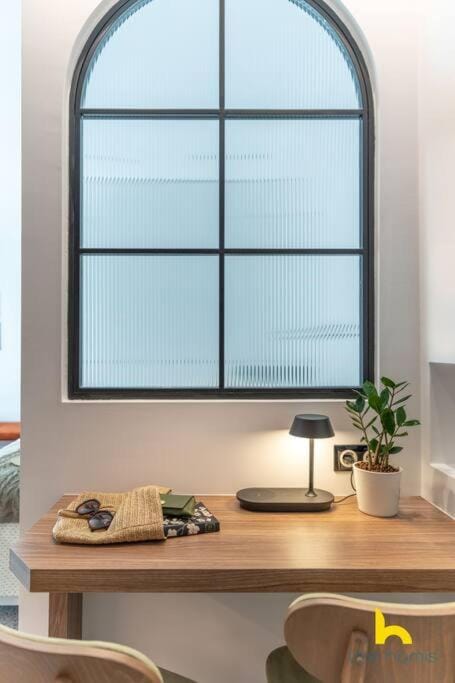 Athenian Retro-Chic Studio, Steps From Kalimarmaro Apartment in Athens