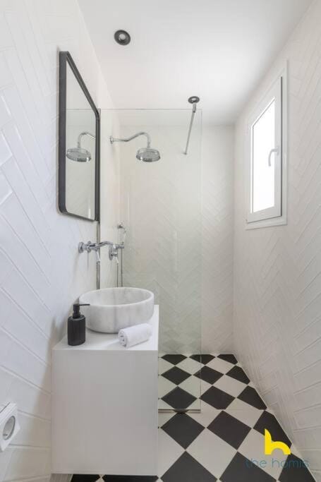 Athenian Retro-Chic Studio, Steps From Kalimarmaro Apartment in Athens