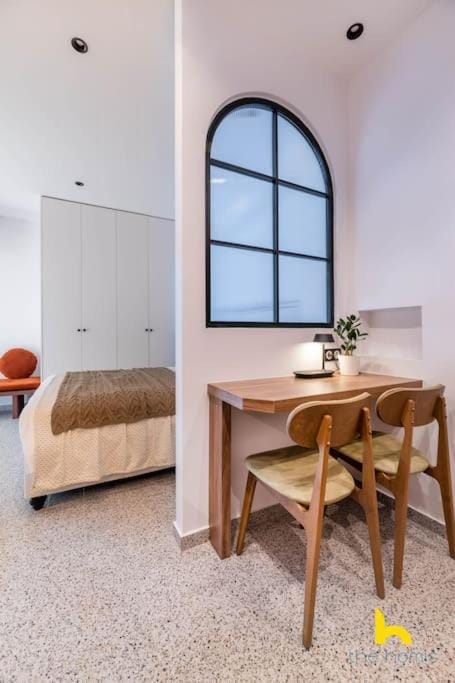 Athenian Retro-Chic Studio, Steps From Kalimarmaro Apartment in Athens