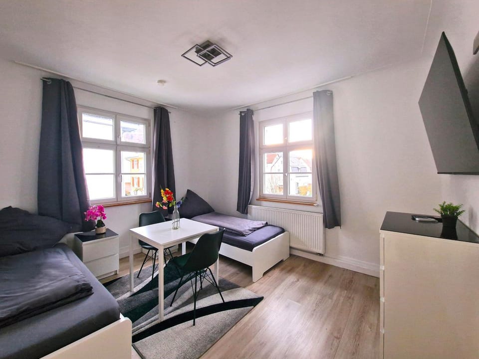 TV and multimedia, Seating area, Evening entertainment, Bedroom
