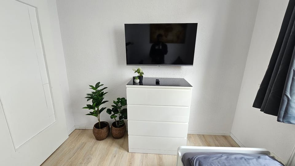 TV and multimedia, Photo of the whole room, Bedroom