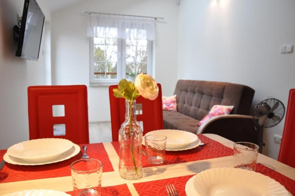 TV and multimedia, Living room, Seating area, Dining area